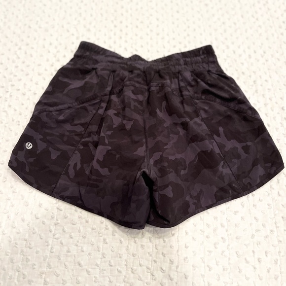 LULULEMON Track That Mid Rose  lined shorts in black camouflage size 8 - Picture 5 of 7